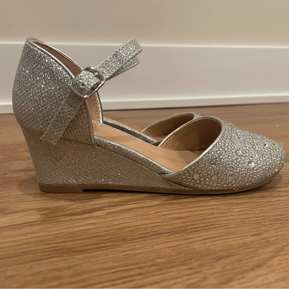 Girls INC Silver Shoes - Picture 1 of 4